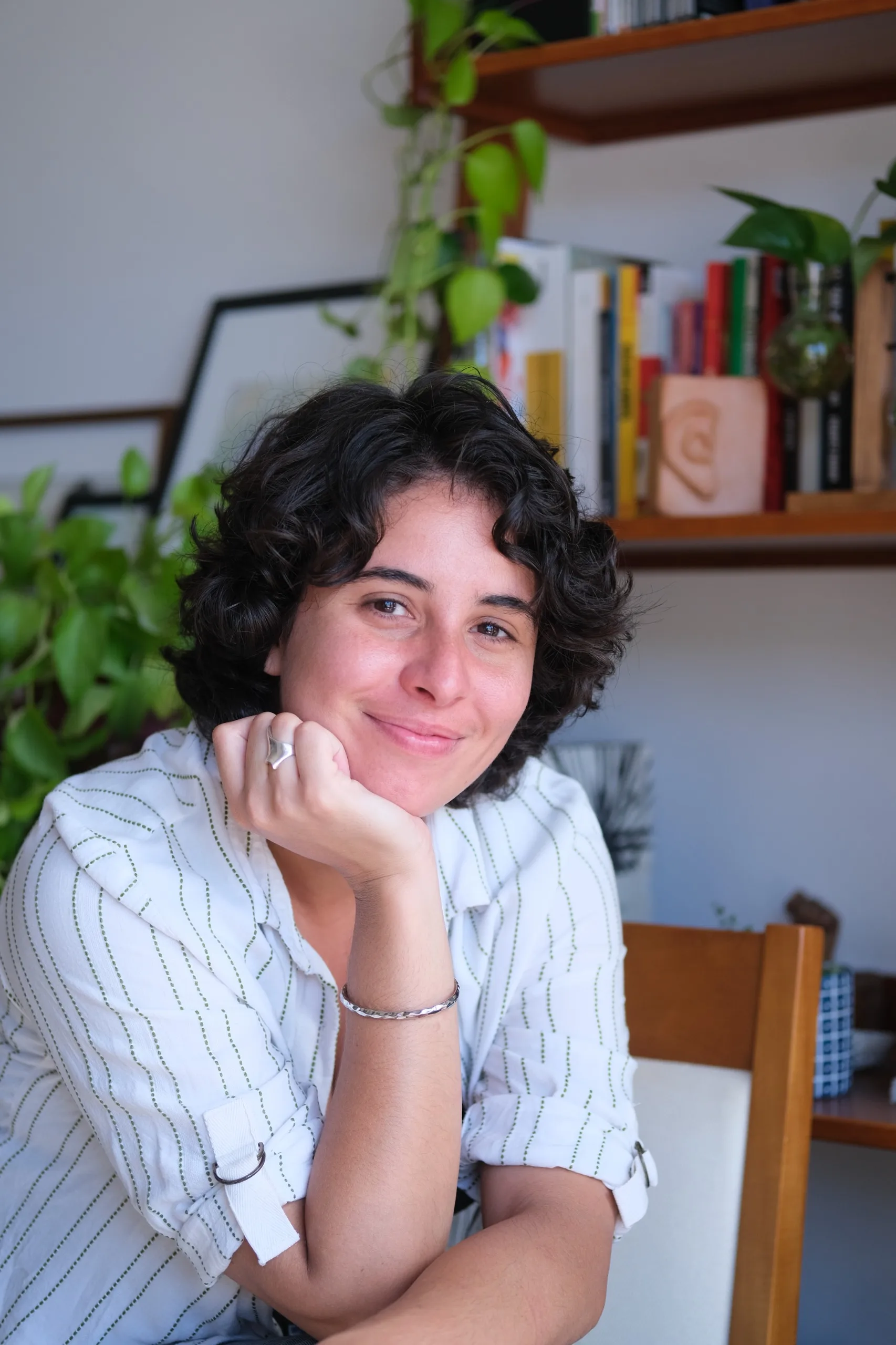 Marília Pincelli em seu espaço de trabalho
