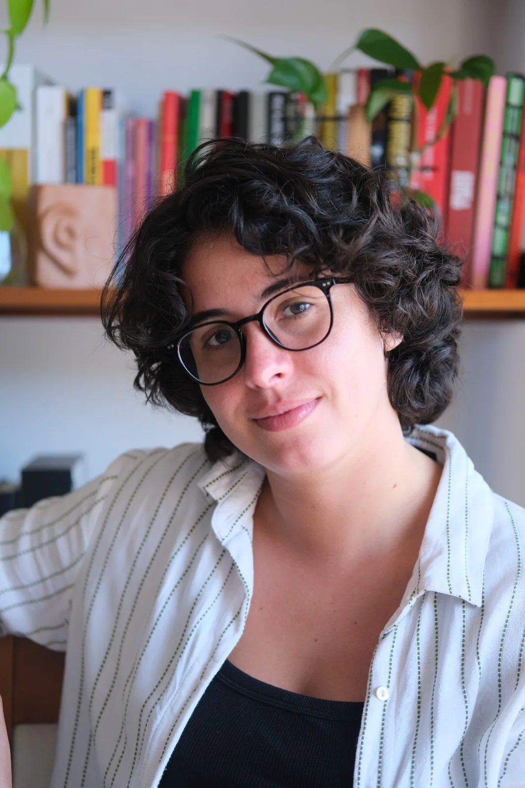 Marília Pincelli em seu espaço de trabalho